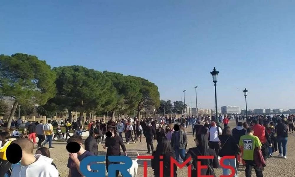 Συνωστισμός στη Νέα Παραλία Θεσσαλονίκης λίγο πριν την απαγόρευση (βίντεο)
